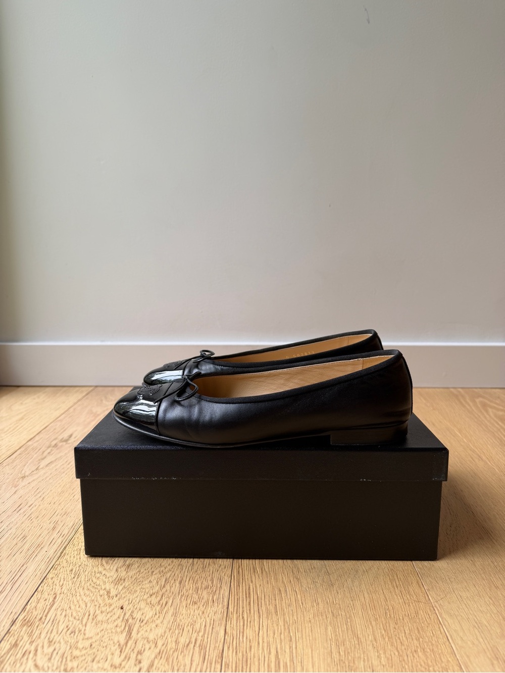 CHANEL Black Ballet Flats with Patent Cap Toe - Picture 5 of 9